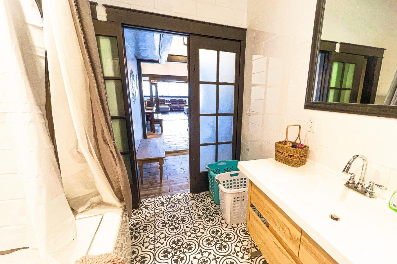The Pub- 8Br Free Parking, Minutes From Falls & Casino Niagara Falls Extérieur photo